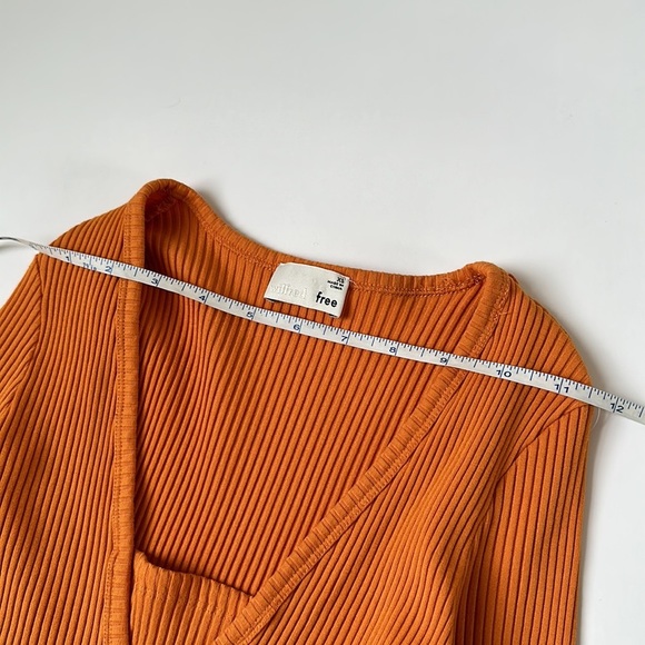[SOLD] Wilfred Free Aritzia Ribbed Burnt Orange V-Neck Bodycon Top size XS - Picture 3 of 8